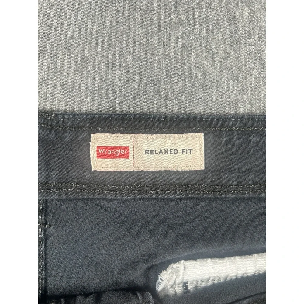 Wrangler Relaxed Fit Hits At The Knees Men's Dark Gray Cargo Shorts